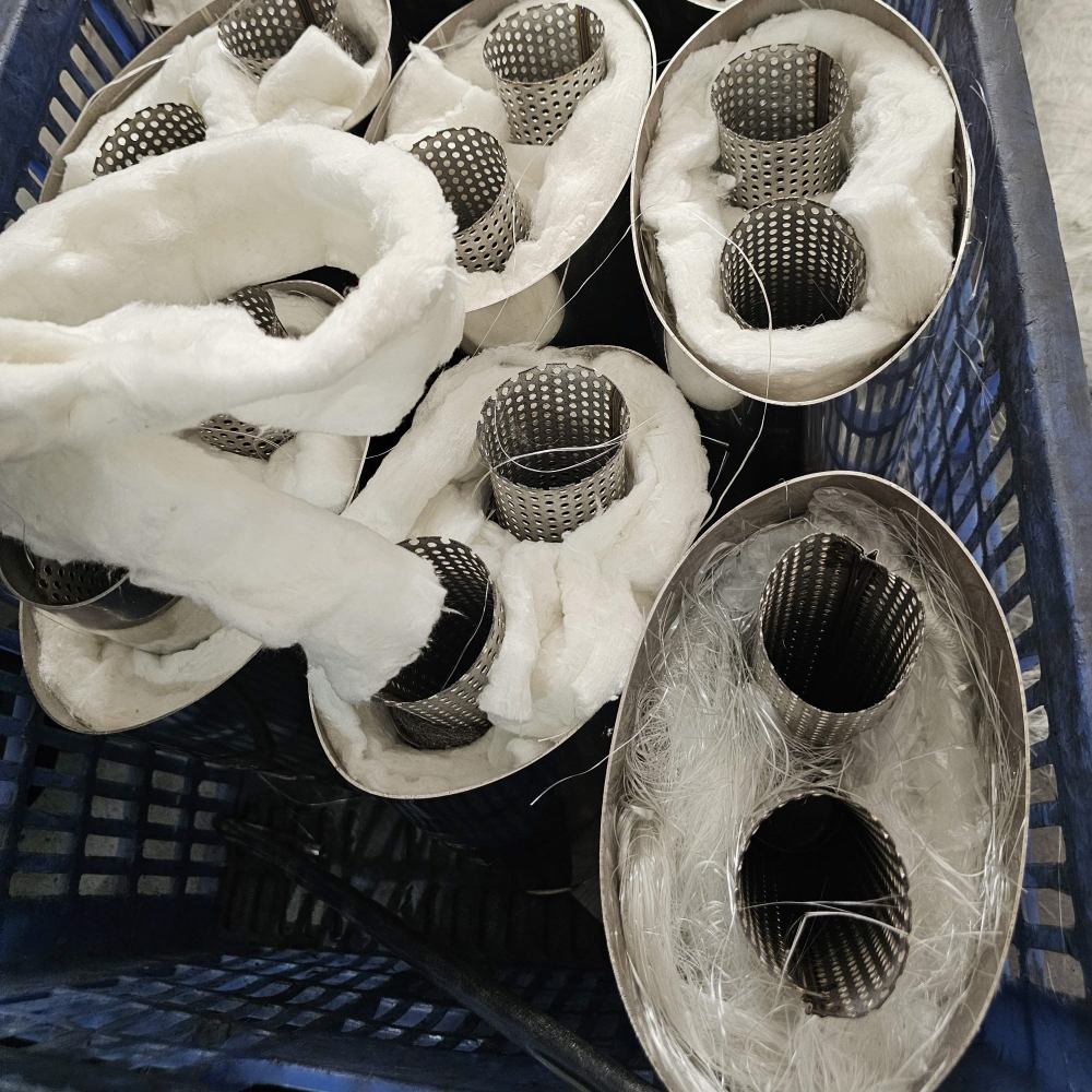 Porovnanie materiálov tesnenia tlmiča: keramika vs. sklolaminát vs. nerezová oceľová vlna